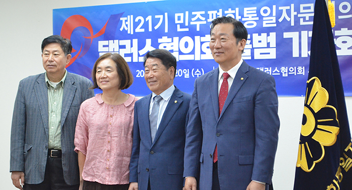 ▲ (왼쪽부터) 이정수 수석부회장, 이정순 상임위원, 오원성 협의회장, 김성한 간사가 ‘2023 청소년 통일 그림 공모전’ 발표후 사진 촬영을 하고 있다.