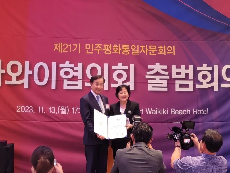 임명장을 전수받은 김명혜 글로벌전략특별위원회 위원장