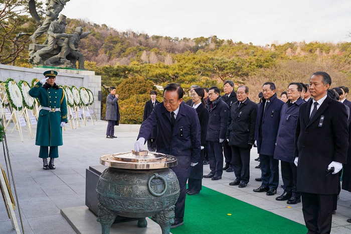 수석부의장 김관용 현충탑 분향