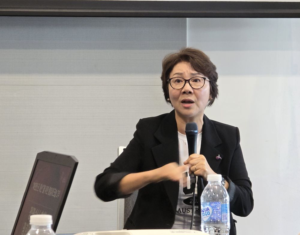 2025년 3월 30일(일)  호주 뉴사우스웨일스(NSW)주 디앤터런스 마젠타 호텔에서 열린 민주평통 호주협의회 통일역량강화 워크샵에서 통일 특강을 하는 탈북민 정명숙 강사  출처 : 한호타임스(https://www.hanhotimes.com)