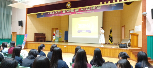 통일 강연 중인 강사 통일 강연 중인 강사