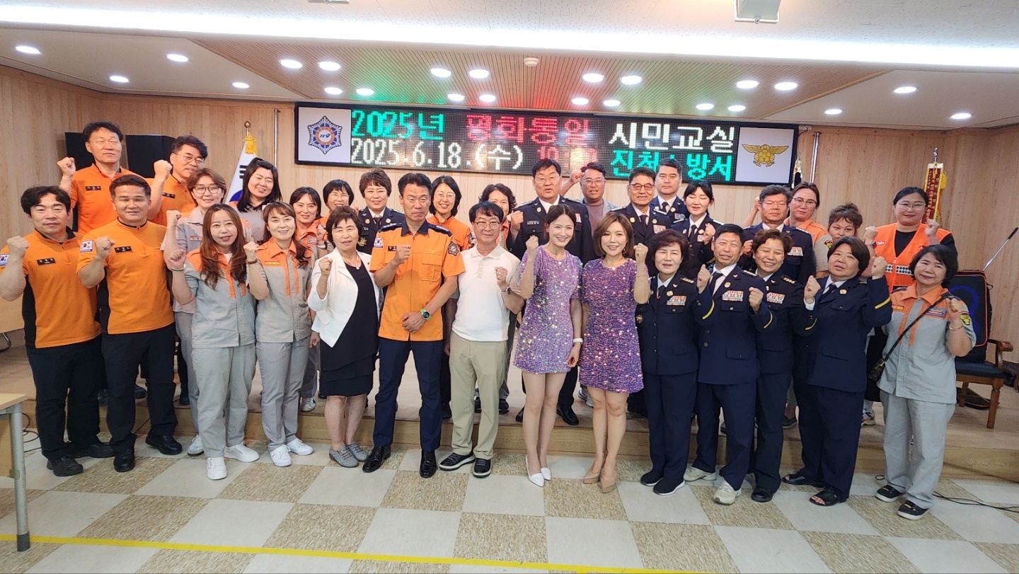 소방서 직원과 기념촬영