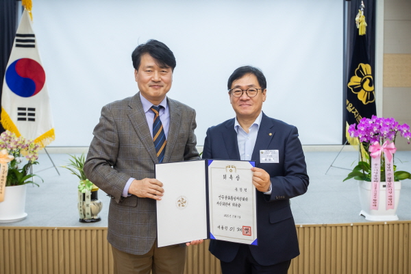 상임위원 위촉장 전수 상임위원 위촉장 전수